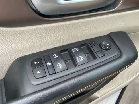Used 2022 Chrysler Voyager LX FWD image 18
