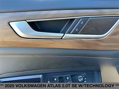 Used 2025 Volkswagen Atlas SE image 16