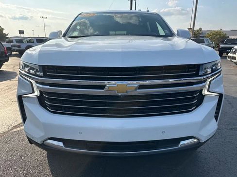 Used 2022 Chevrolet Suburban LT w/ Luxury Package RWD image 2