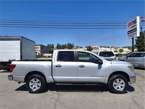Used 2018 Nissan Titan SV AWD/4WD image 3