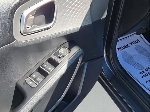 Used 2025 Kia Soul LX w/ LX Technology Package FWD image 9