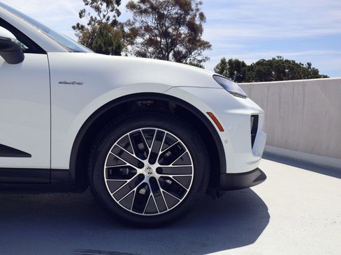 Certified 2025 Porsche Macan Electric RWD image 11