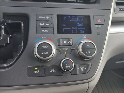 Used 2020 Toyota Sienna LE w/ LE Preferred Package FWD image 26