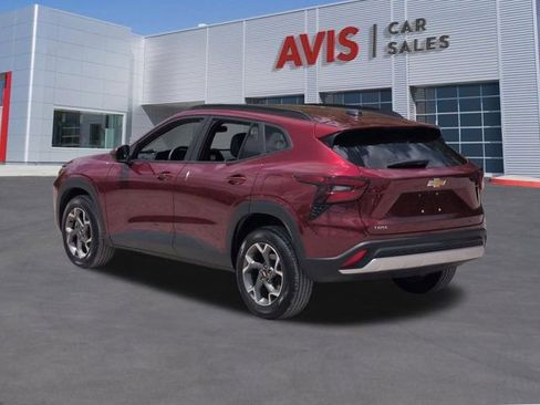 Used 2025 Chevrolet Trax LT w/ LT Convenience Package FWD image 9
