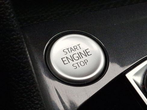 Used 2022 Volkswagen Tiguan SE w/ Panoramic Sunroof Package image 26