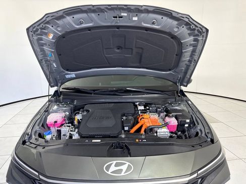 Certified 2025 Hyundai Elantra SEL FWD image 11