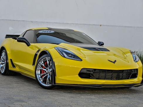 Used 2016 Chevrolet Corvette Z06 w/ 3LZ Preferred Equipment Group RWD image 1