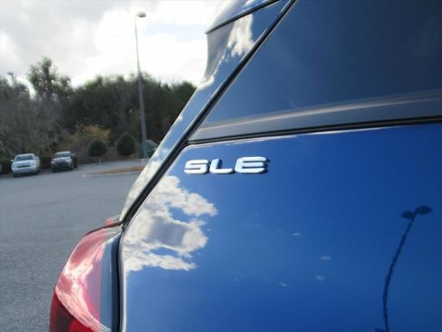 Used 2023 GMC Terrain SLE w/ Driver Convenience Package image 8