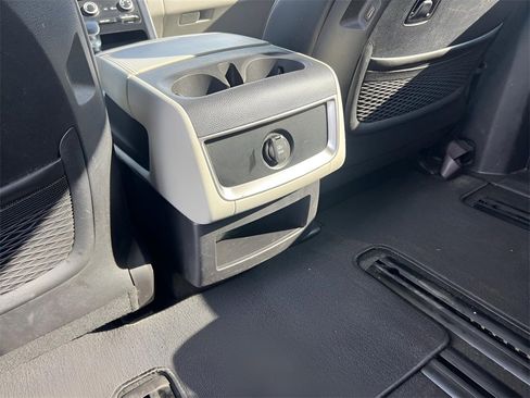 Used 2022 Kia Carnival LX image 10