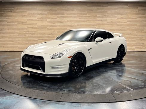 Used 2016 Nissan GT-R Premium image 5