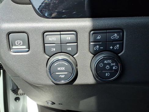 Used 2022 Chevrolet Silverado 1500 LT Trail Boss w/ LT Trail Boss Premium Package AWD/4WD image 35