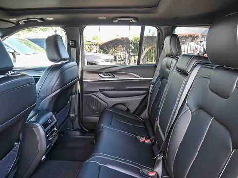 New 2025 Jeep Grand Cherokee Limited image 17