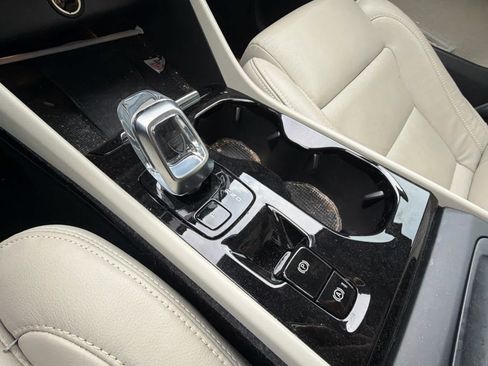 Certified 2023 Volvo XC40 B5 Plus w/ Protection Package Premier image 28