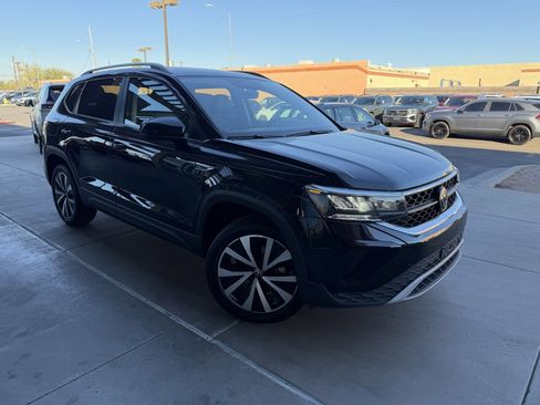 Used 2024 Volkswagen Taos SE w/ Panoramic Sunroof Package image 6