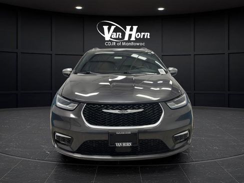 Used 2023 Chrysler Pacifica Pinnacle FWD image 2