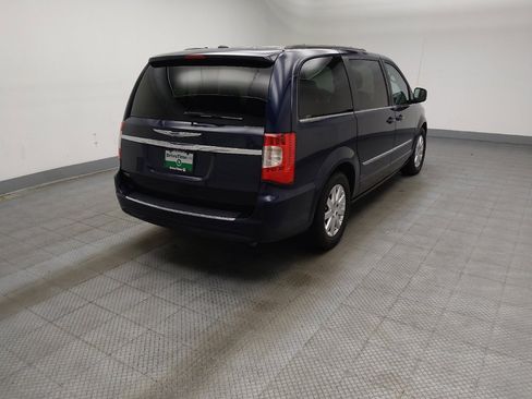 Used 2016 Chrysler Town & Country Touring FWD image 9