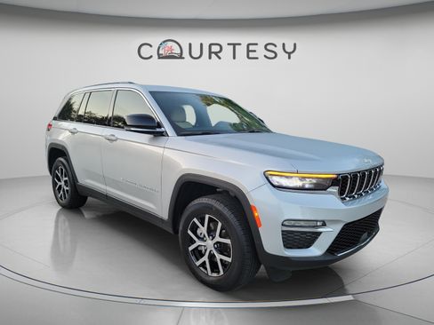 Certified 2025 Jeep Grand Cherokee Limited w/ Trailer Tow Package RWD image 4