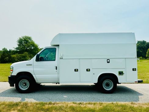 Used 2022 Ford E-350 and Econoline 350 Super Duty w/ Power Windows & Locks Group RWD image 3
