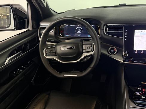 Used 2025 Jeep Wagoneer 4WD image 32