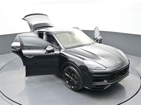 Used 2022 Porsche Cayenne Turbo GT image 33