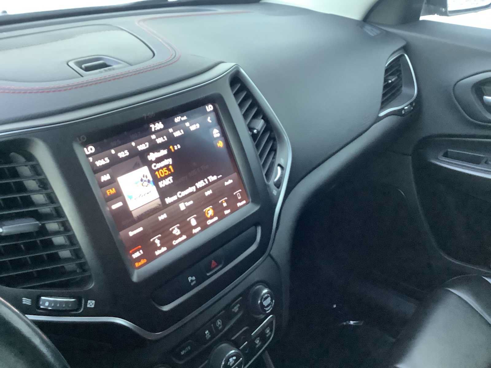 Used 2019 Jeep Cherokee Trailhawk w/ Comfort/Convenience Group AWD/4WD image 17