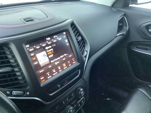 Used 2019 Jeep Cherokee Trailhawk w/ Comfort/Convenience Group AWD/4WD image 17