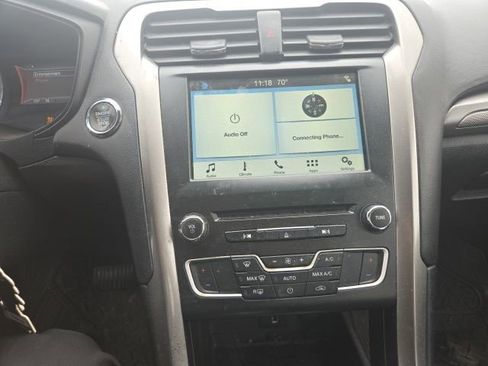 Used 2018 Ford Fusion SE w/ Fusion SE Technology Package image 3