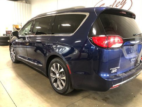 Used 2018 Chrysler Pacifica Limited w/ Tire & Wheel Group FWD image 3