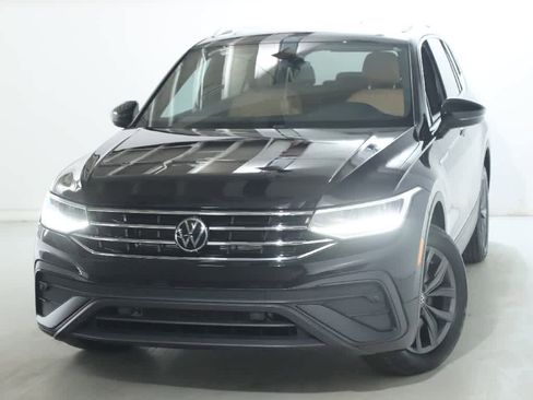 Certified 2023 Volkswagen Tiguan SE w/ Panoramic Sunroof Package image 3