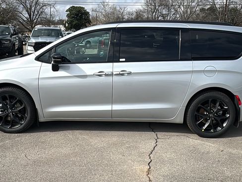 New 2026 Chrysler Pacifica Select w/ S Appearance Package image 8