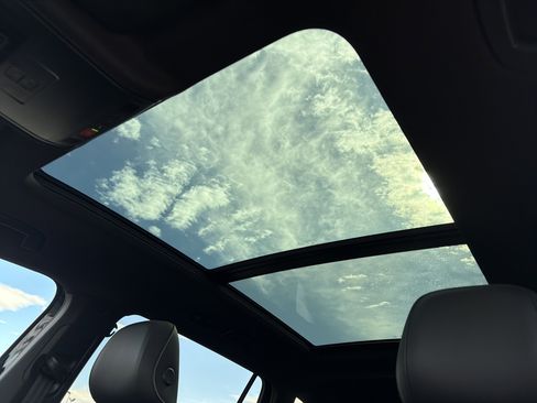 Used 2023 Volkswagen Tiguan SE R-Line image 30