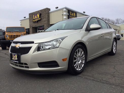 Used 2013 Chevrolet Cruze Eco w/ Enhanced Safety Package image 2