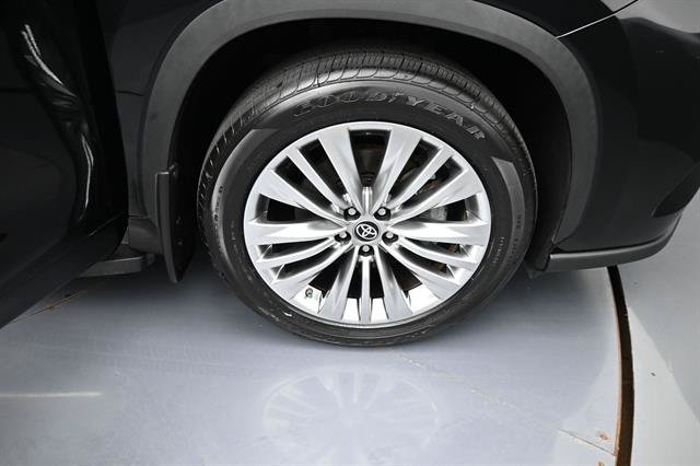 Used 2024 Toyota Highlander Platinum FWD image 25
