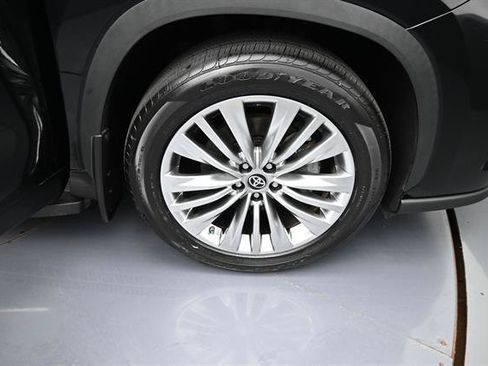 Certified 2024 Toyota Highlander Platinum FWD image 25