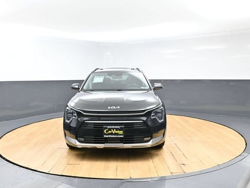 Used 2023 Kia Niro SX Touring FWD image 4