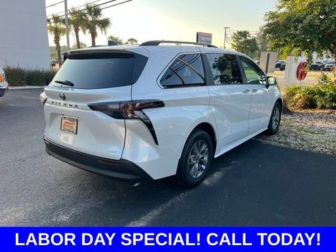 Used 2025 Toyota Sienna XLE FWD image 3