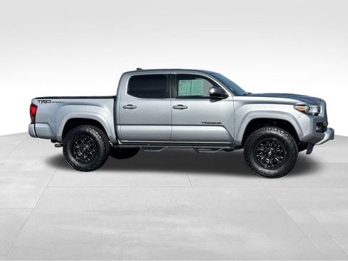 Used 2016 Toyota Tacoma TRD Sport image 2