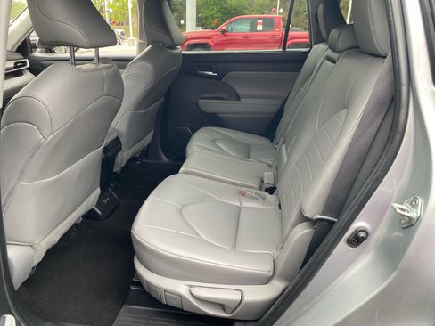 Used 2023 Toyota Highlander XLE image 6