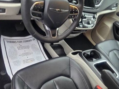 Used 2024 Chrysler Pacifica Touring-L image 13