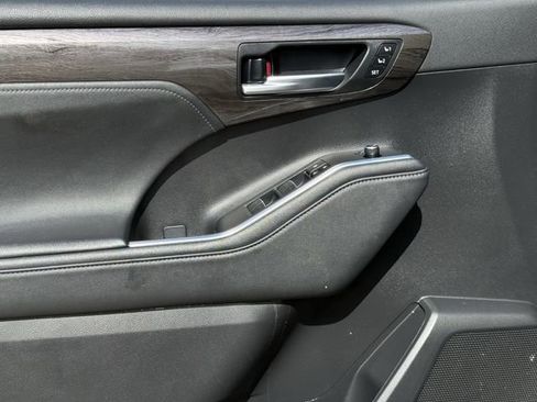 Used 2023 Toyota Highlander Platinum image 28