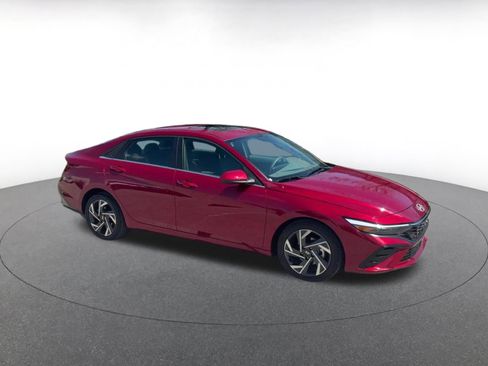 Used 2025 Hyundai Elantra SEL image 2