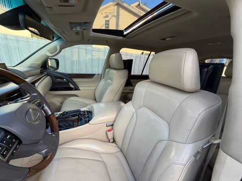 Used 2016 Lexus LX 570 4WD w/ Luxury Package image 18