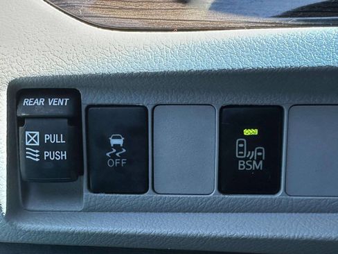 Used 2016 Toyota Sienna XLE FWD image 35