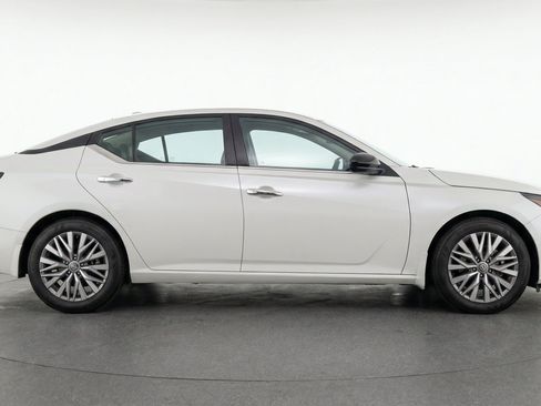 Used 2025 Nissan Altima 2.5 SV FWD image 11