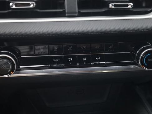 Used 2025 Chevrolet Equinox LT FWD image 17