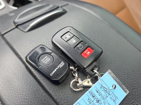 Used 2018 Toyota Highlander Limited Platinum AWD/4WD image 32