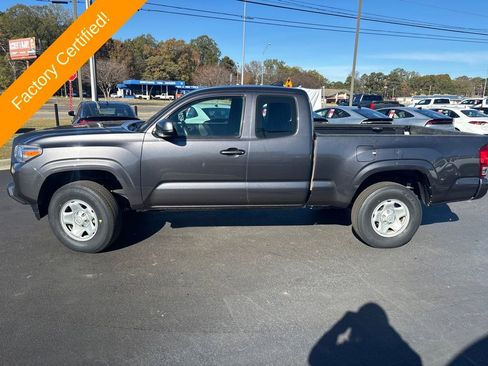 Used 2017 Toyota Tacoma SR image 2