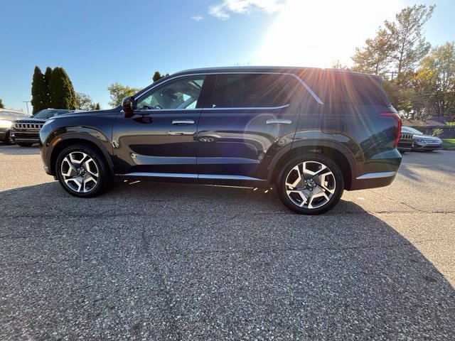 Used 2024 Hyundai Palisade SEL w/ Premium Package FWD image 2
