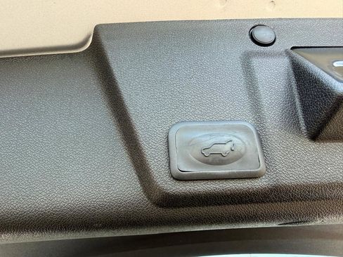 Used 2011 Chevrolet Traverse LT image 29