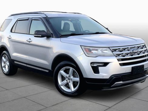 Used 2018 Ford Explorer XLT w/ Equipment Group 202A image 3